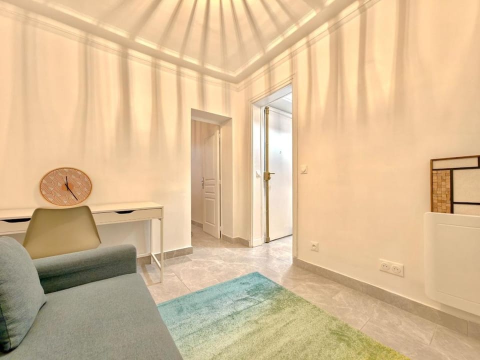Paris Latin Quarter Stay with Elevator nearMetro Apartment in Paris