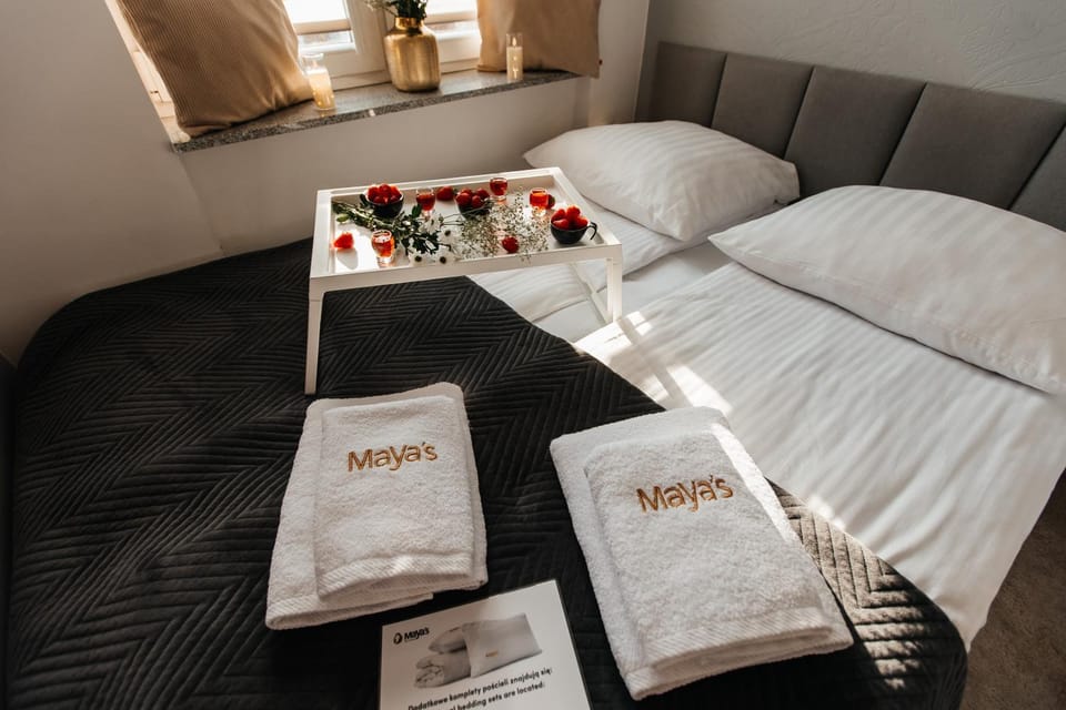 Photo of the whole room, Bedroom, towels