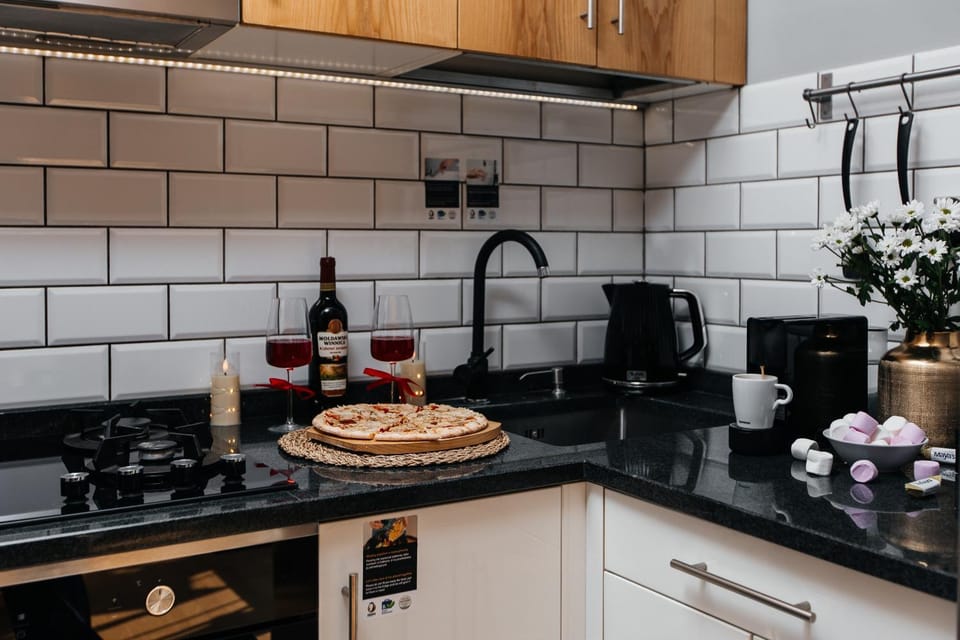 Coffee/tea facilities, Kitchen or kitchenette, stove