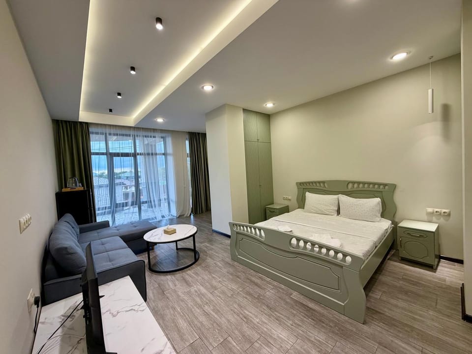 Bed, TV and multimedia, Photo of the whole room, Bedroom