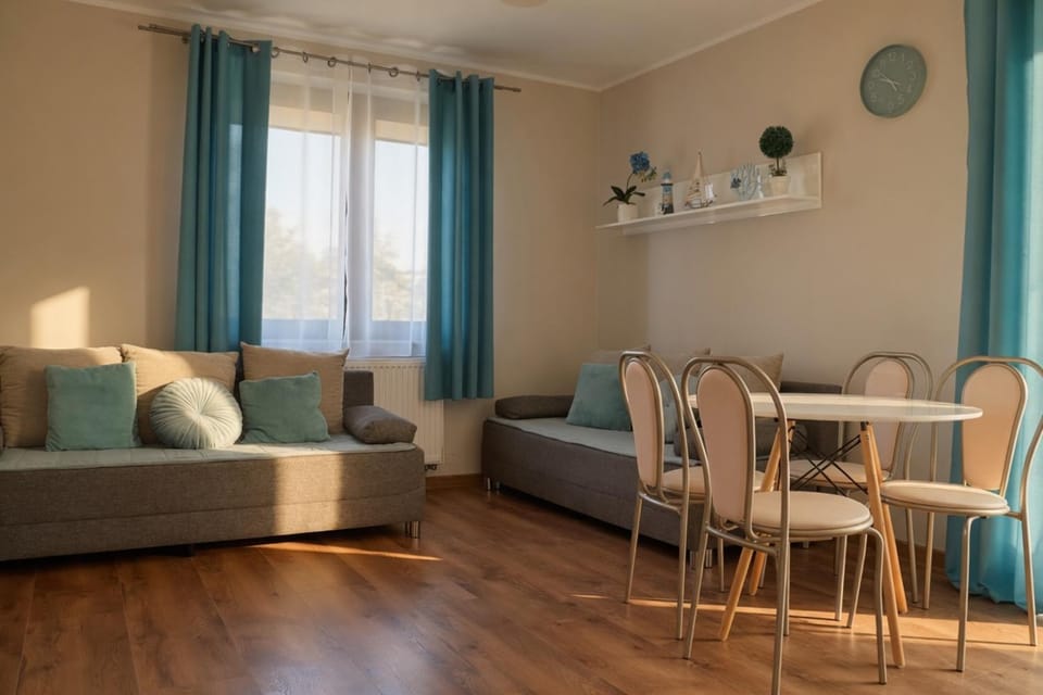 Bed, Photo of the whole room, Seating area, Dining area