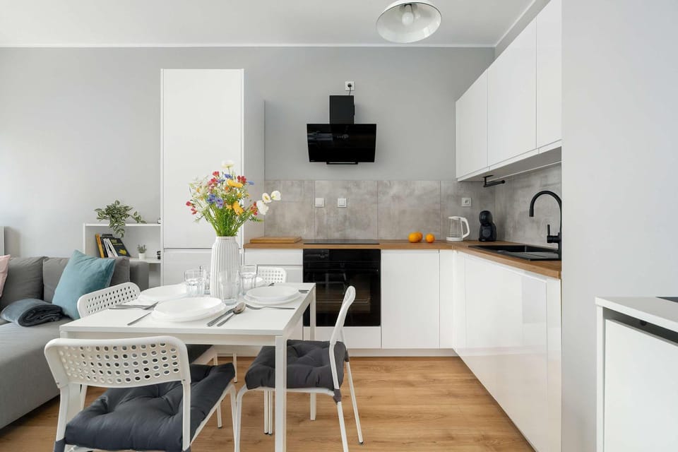 TV and multimedia, Kitchen or kitchenette, Living room, Seating area, Dining area, stove