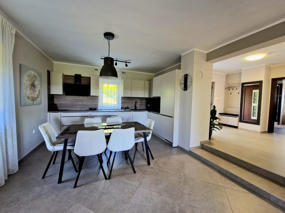 Dining area, kitchen