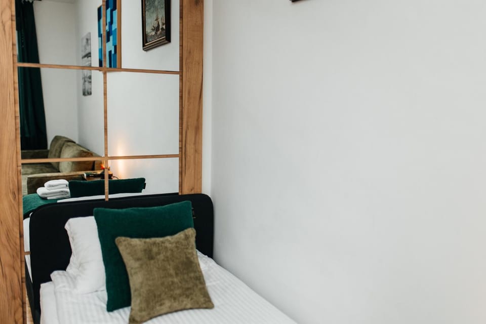 Bed, Living room, Photo of the whole room, Seating area, Bedroom, towels