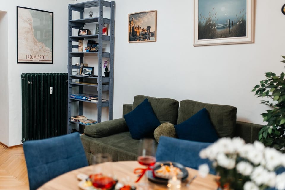 Kitchen or kitchenette, Living room, Food and drinks, Seating area, Dining area, Food
