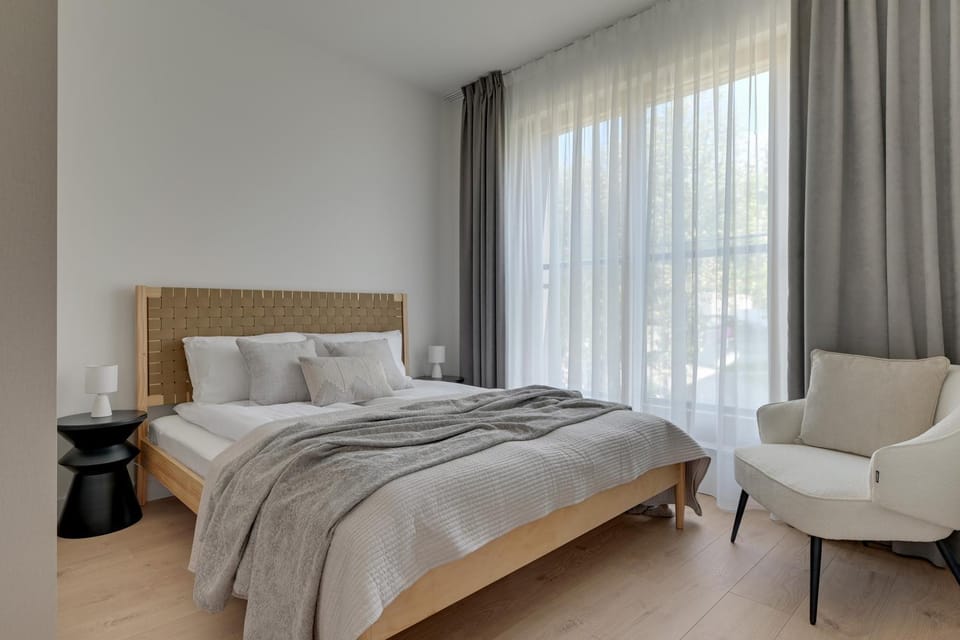 Bed, Photo of the whole room, Seating area, Bedroom