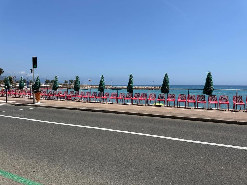 Luxury beachfront studio, garden & private parking Apartment in Roquebrune-Cap-Martin