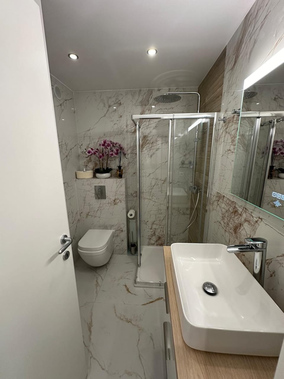 Luxury beachfront studio, garden & private parking Apartment in Roquebrune-Cap-Martin