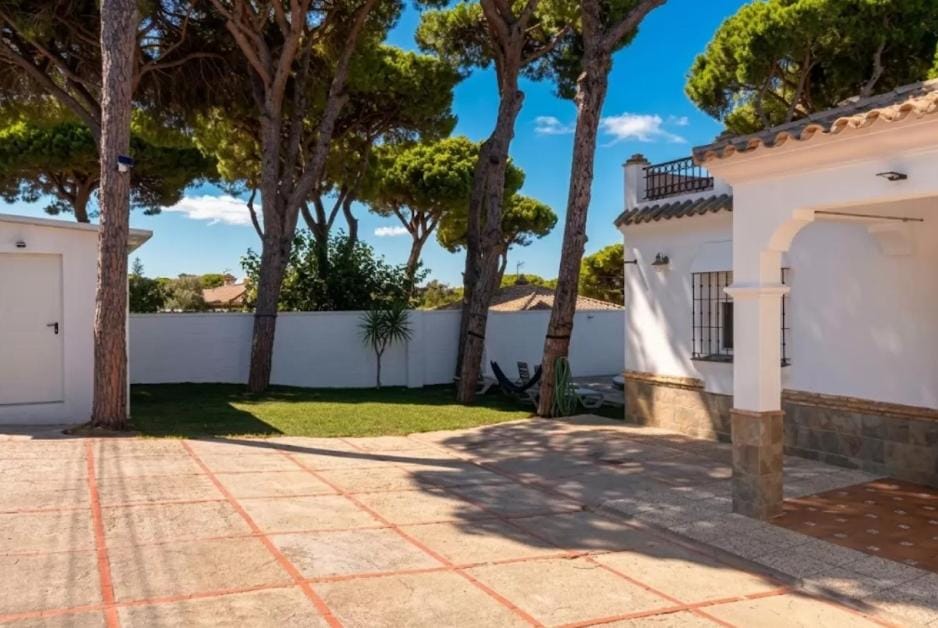 Property building, Garden, Parking