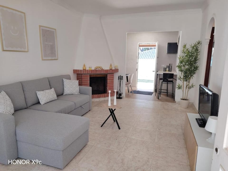 Communal lounge/ TV room, TV and multimedia, Living room, Seating area, Evening entertainment