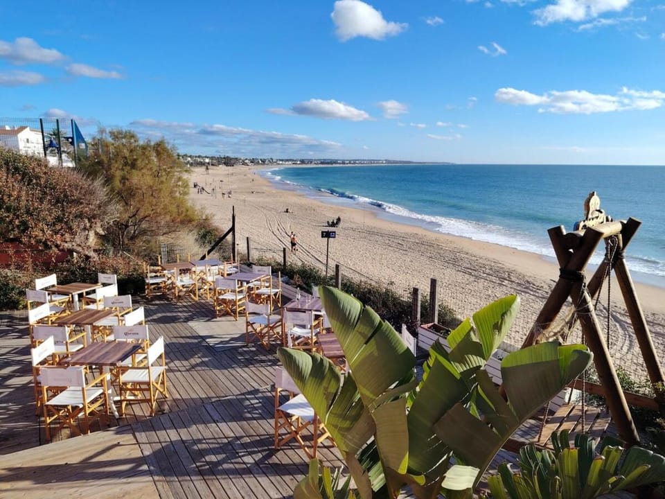 Nearby landmark, Communal lounge/ TV room, Spring, Day, Natural landscape, Evening entertainment, Sea view, sunbed