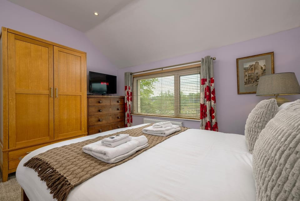 Bed, TV and multimedia, Photo of the whole room, Bedroom, towels, wardrobe