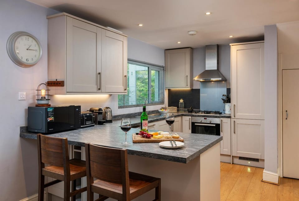 Kitchen or kitchenette, Food and drinks, Dining area, Food, Breakfast, dishwasher, minibar, oven, stove