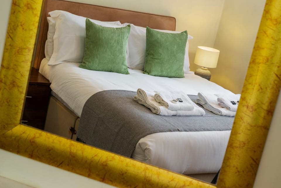 Bed, Photo of the whole room, Bedroom, towels