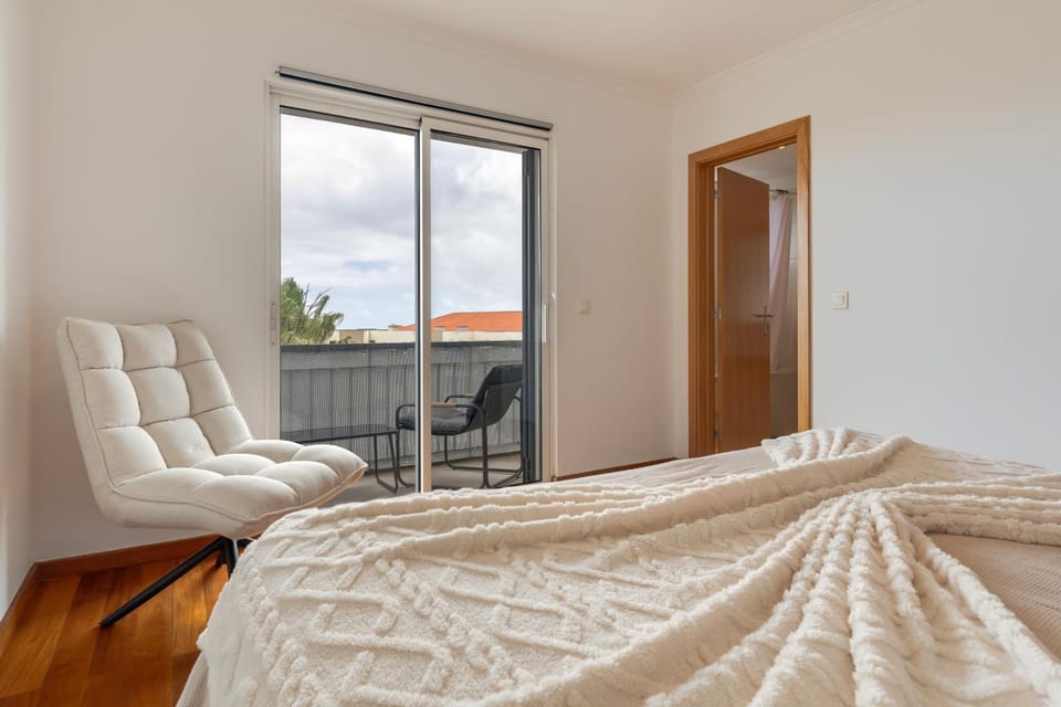 Bed, Living room, Seating area, Bedroom
