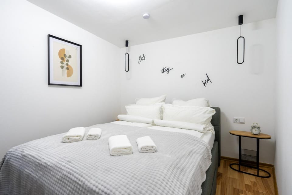 Bed, Photo of the whole room, Bedroom, towels