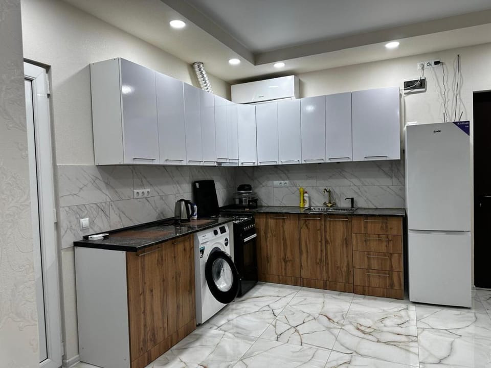Kitchen or kitchenette, minibar, oven, stove
