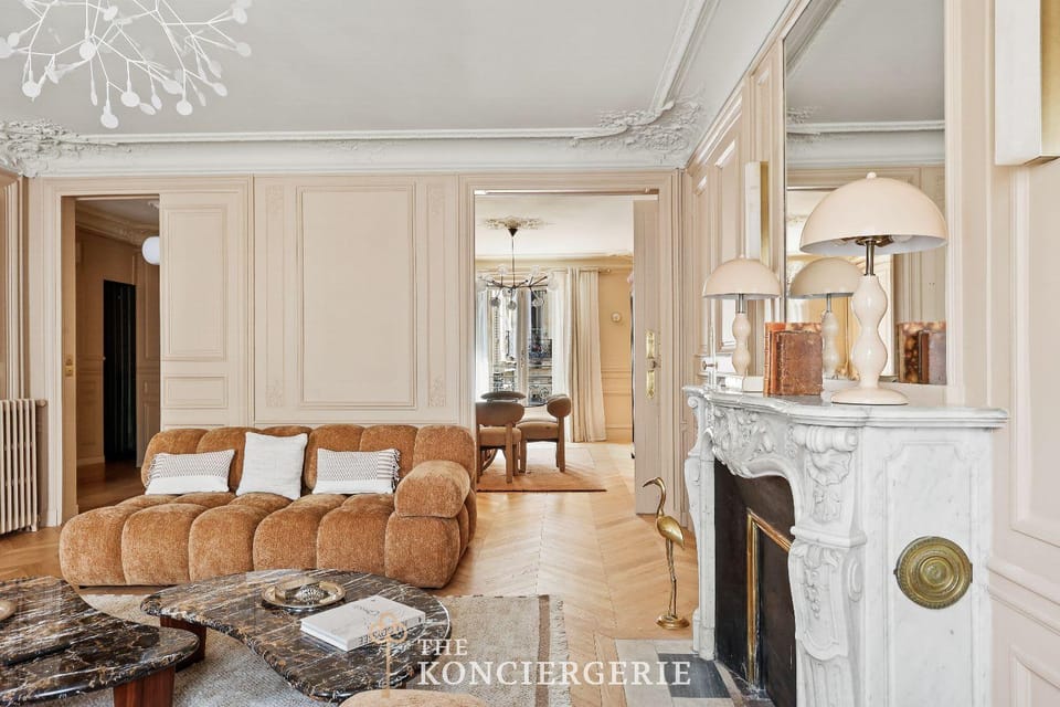 Champs Elysées Luxury Apartment 120 m2 2 Bedrooms AC Lift Apartment in Paris