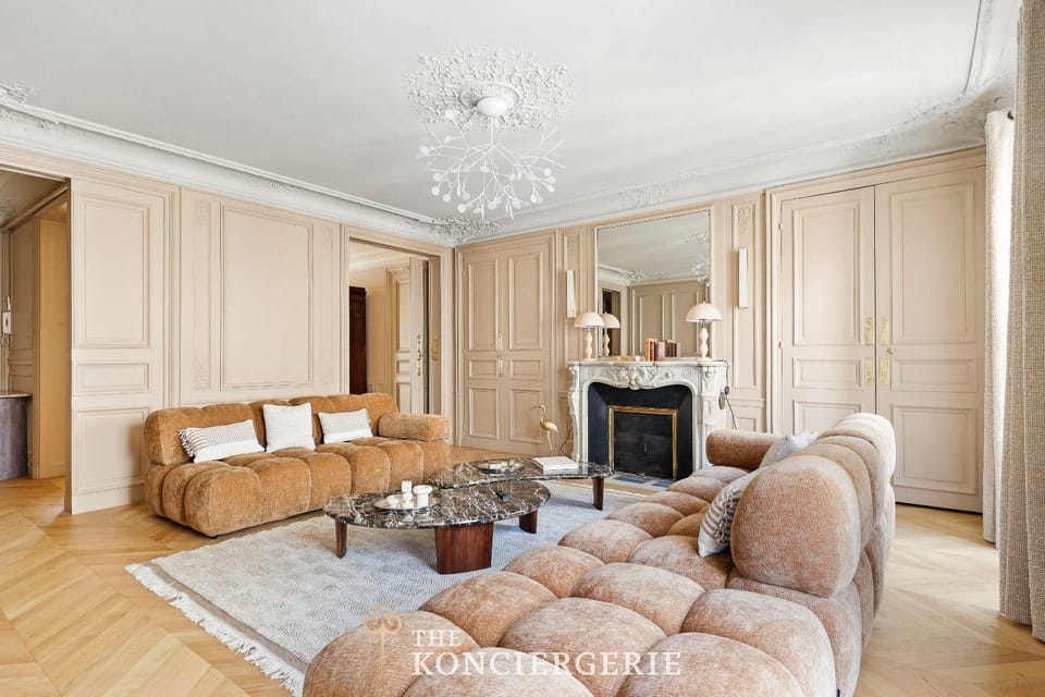 Champs Elysées Luxury Apartment 120 m2 2 Bedrooms AC Lift Apartment in Paris