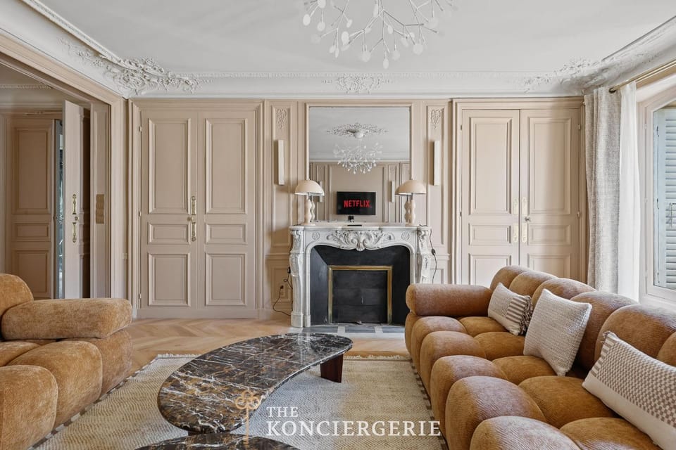 Champs Elysées Luxury Apartment 120 m2 2 Bedrooms AC Lift Apartment in Paris