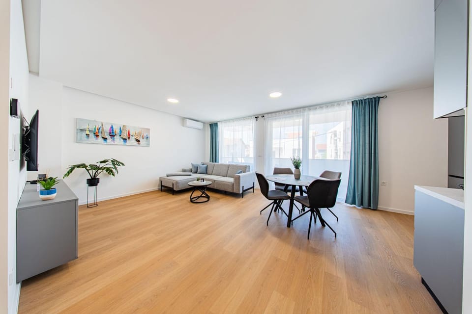 TV and multimedia, Living room, Photo of the whole room, Seating area, Dining area