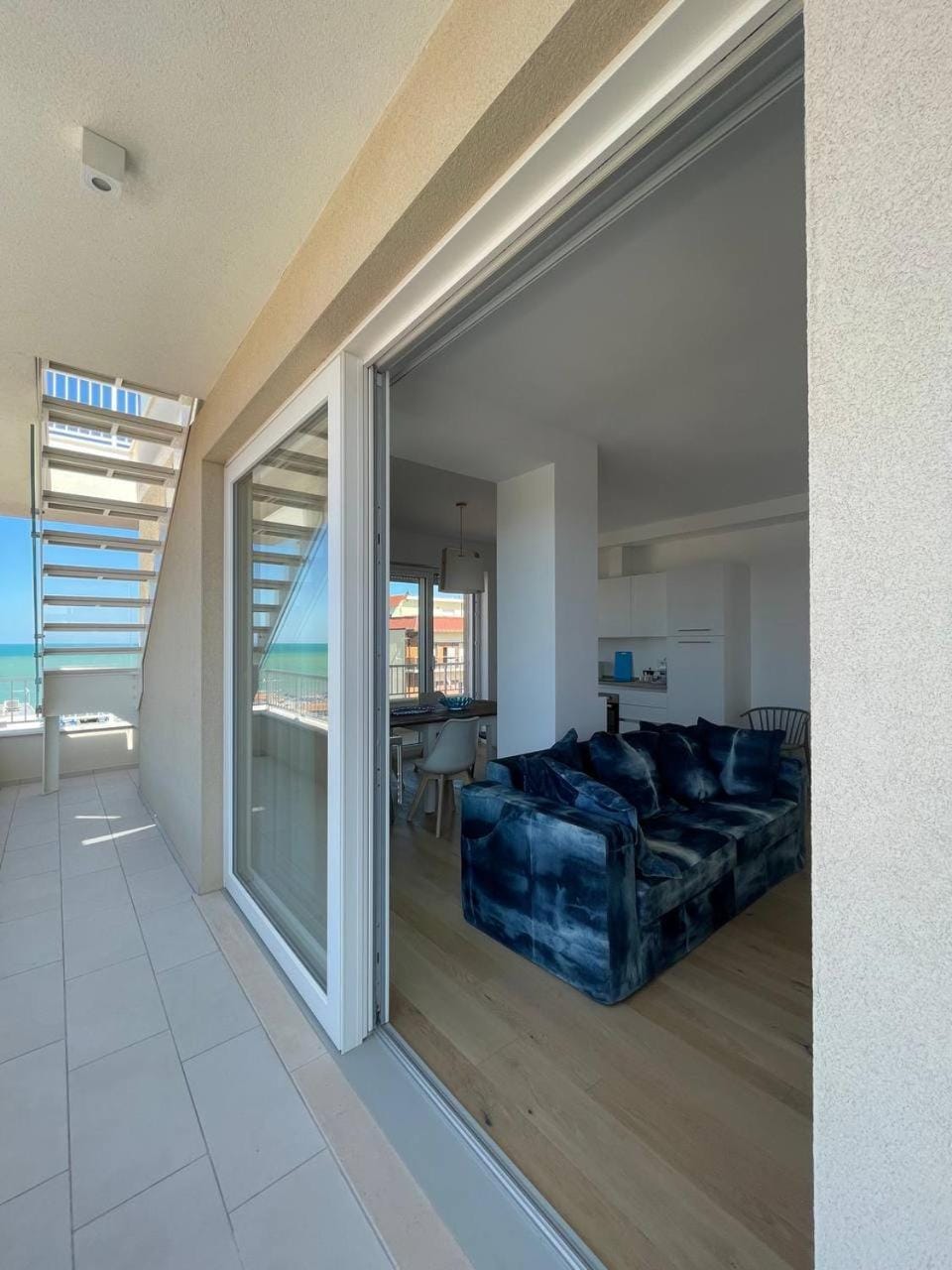Property building, Communal lounge/ TV room, Balcony/Terrace, City view, Sea view
