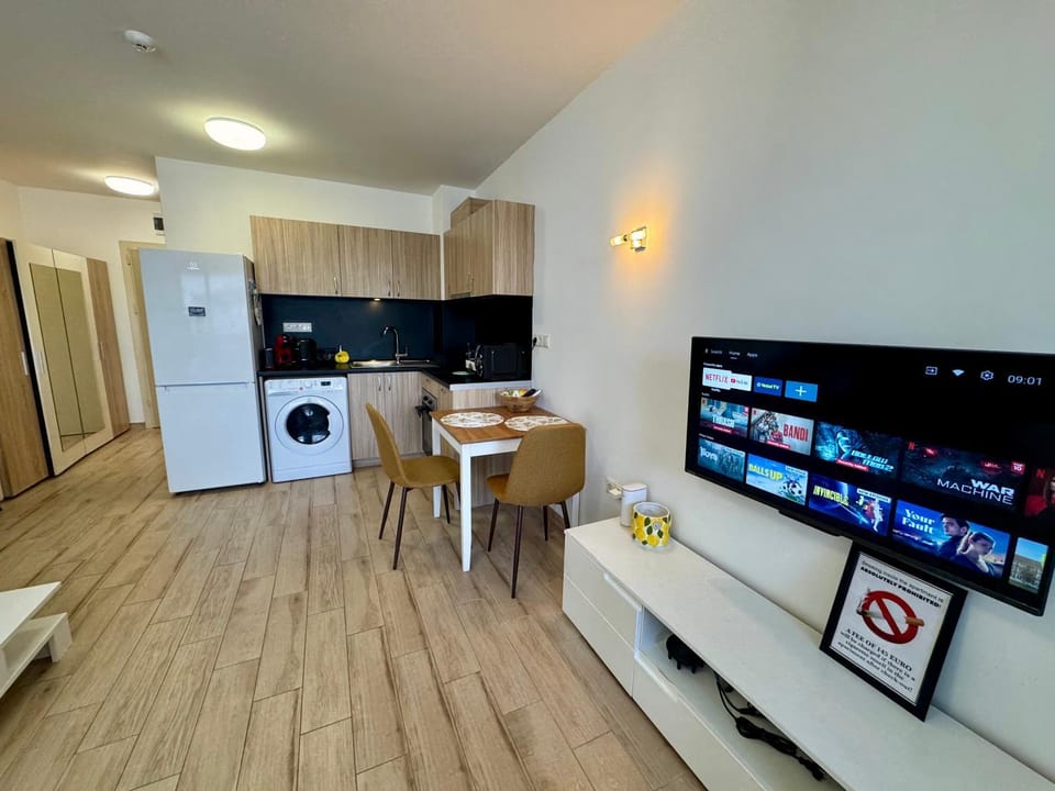 TV and multimedia, Kitchen or kitchenette, Dining area, washing machine