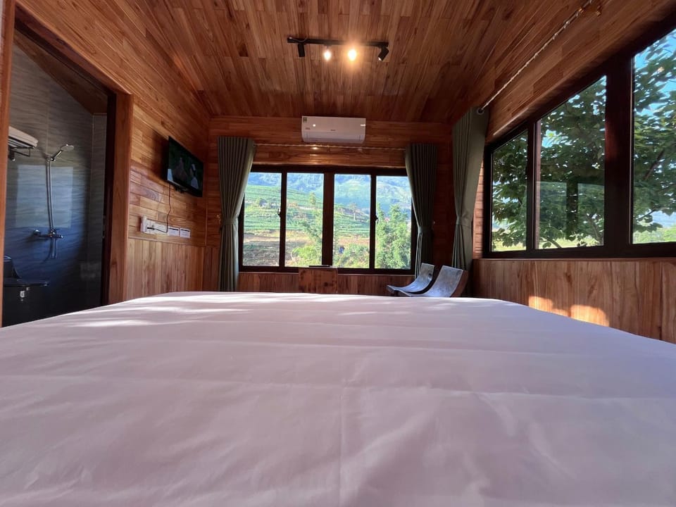 Natural landscape, TV and multimedia, View (from property/room), Seating area, Mountain view, air conditioner