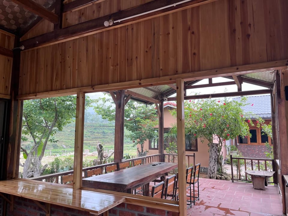 Seating area, Dining area, Communal kitchen, Garden view