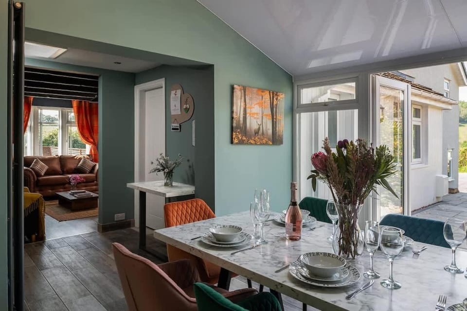 Seating area, Dining area
