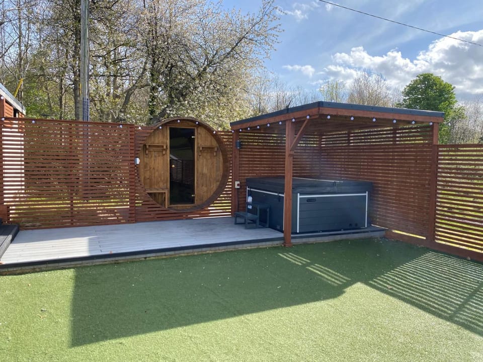 Property building, Garden, Hot Tub, Sauna, Garden view