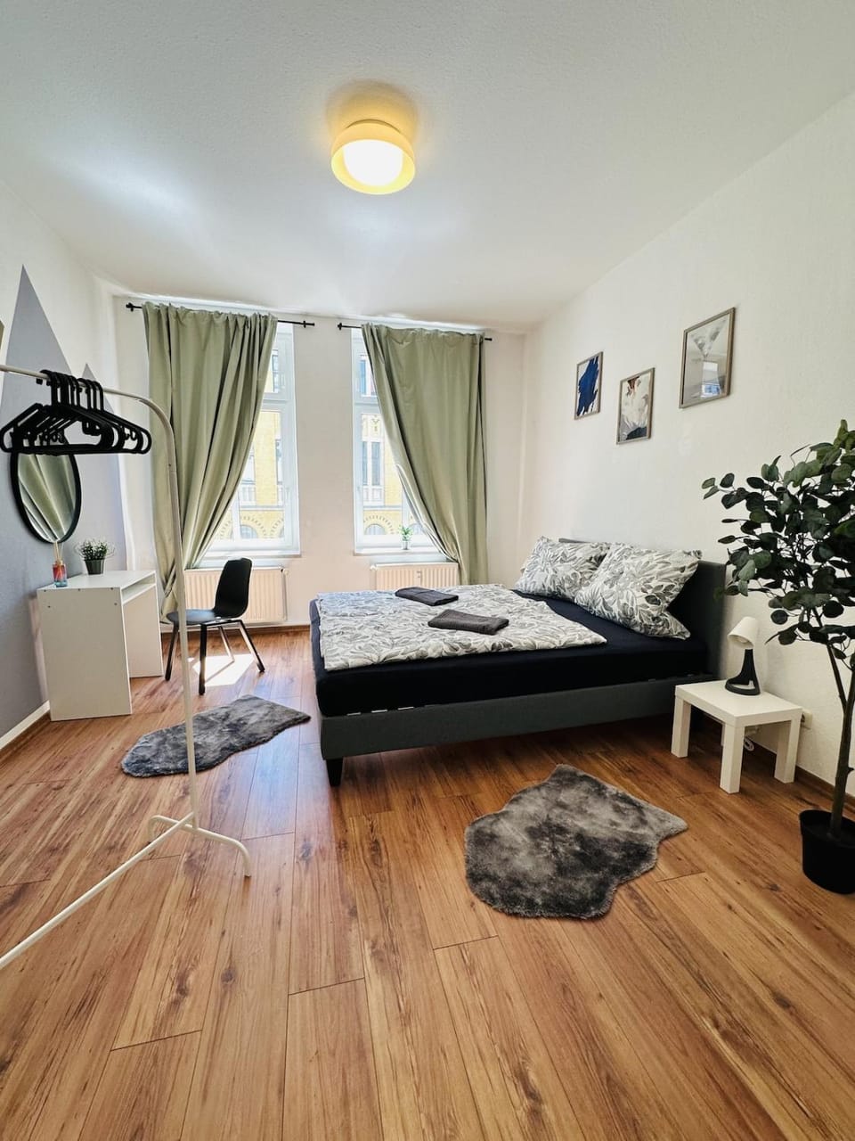Bed, Photo of the whole room, Seating area, Bedroom