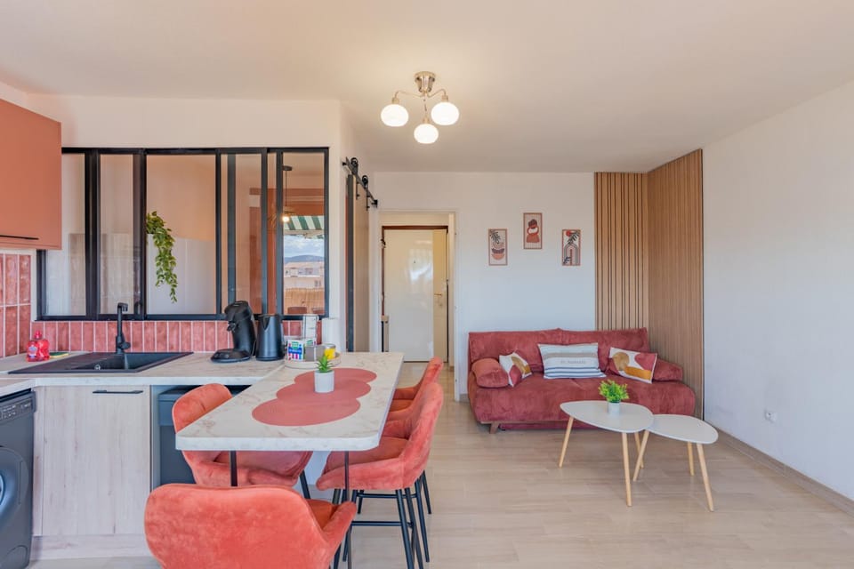 COSY WAVES T1 bis centre Saint-Raphaël Plages, gare à pied, terrasse & parking Apartment in Saint-Raphael