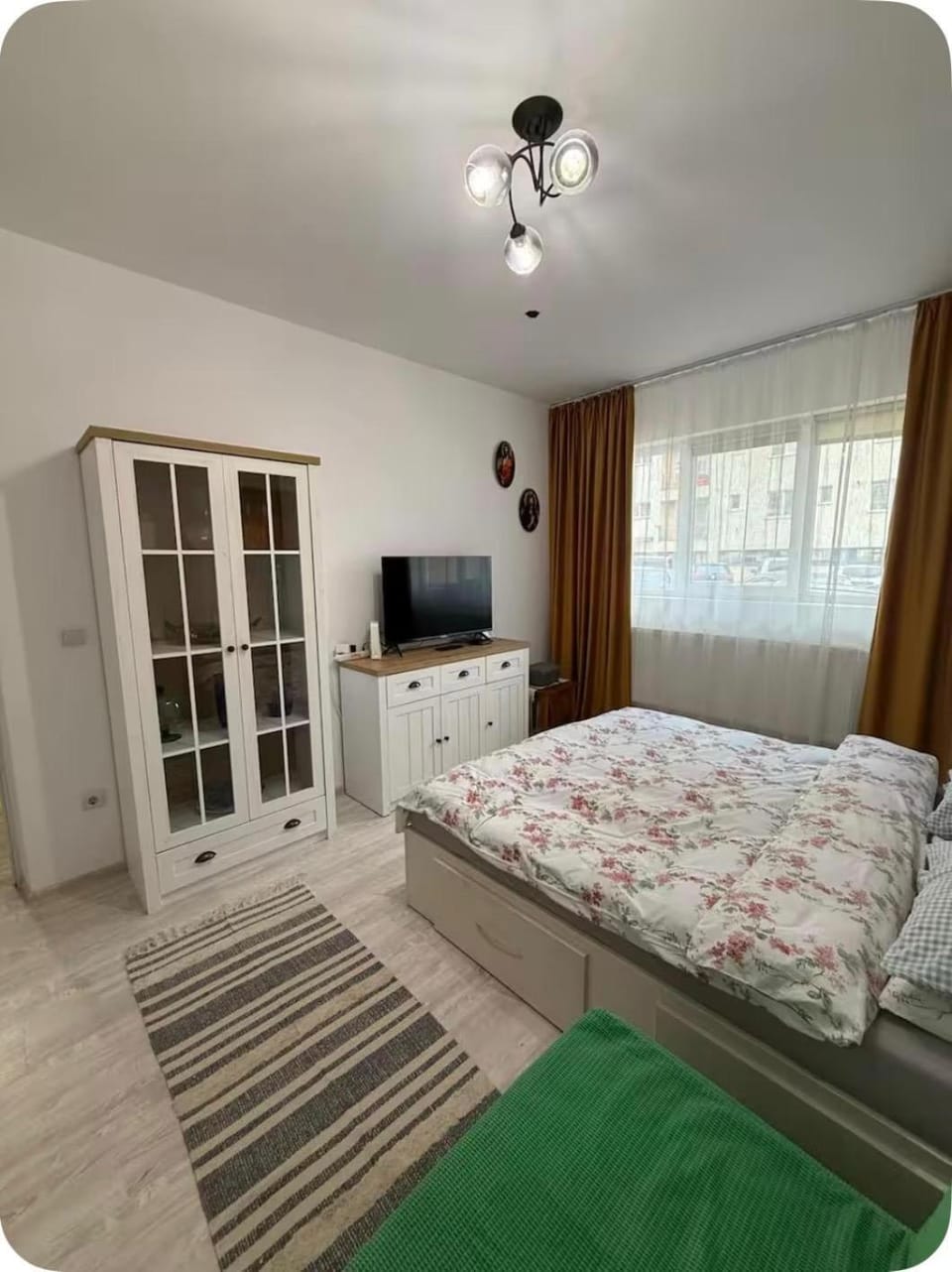 Bed, TV and multimedia, Photo of the whole room, Bedroom