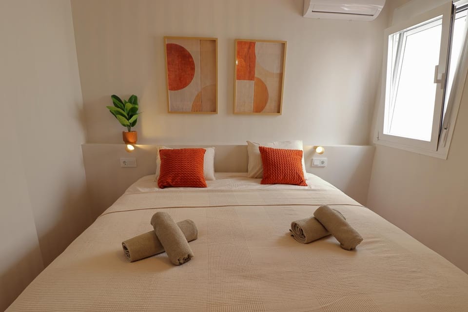 Bed, Photo of the whole room, air conditioner