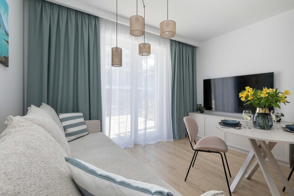 TV and multimedia, Living room, Photo of the whole room, Seating area, Dining area