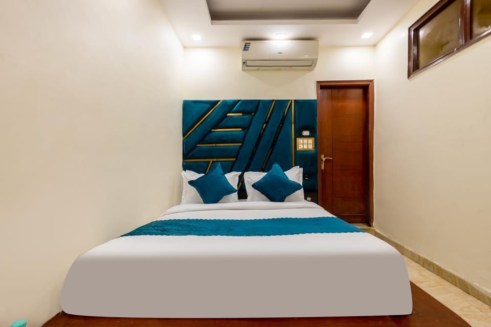 Bed, Photo of the whole room, Bedroom, air conditioner