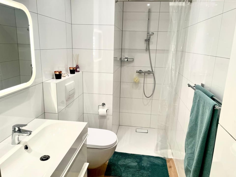 Shower, Toilet, Bathroom, towels