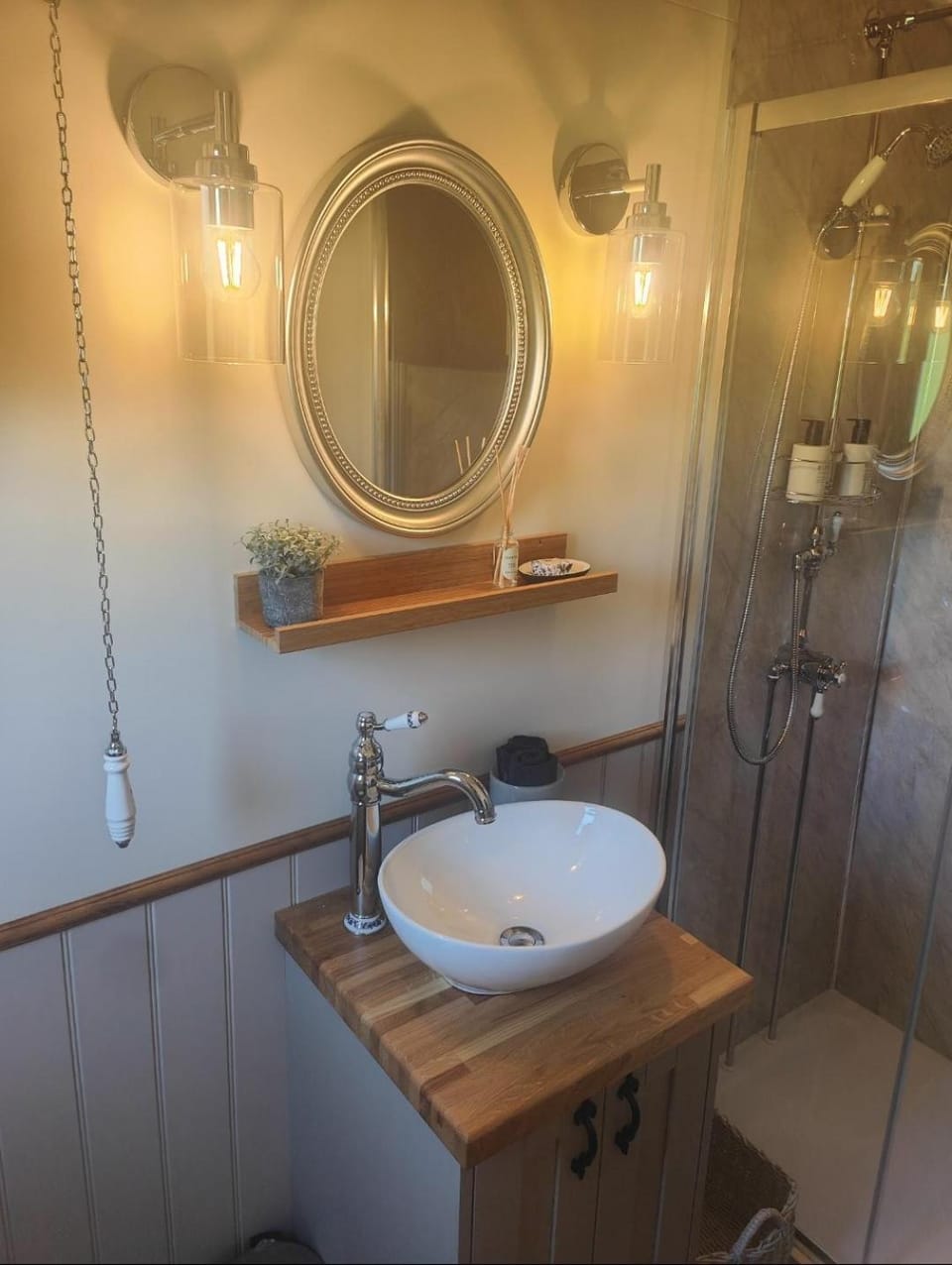 Shower, Toilet, Bathroom, Decorative detail, Decorative detail