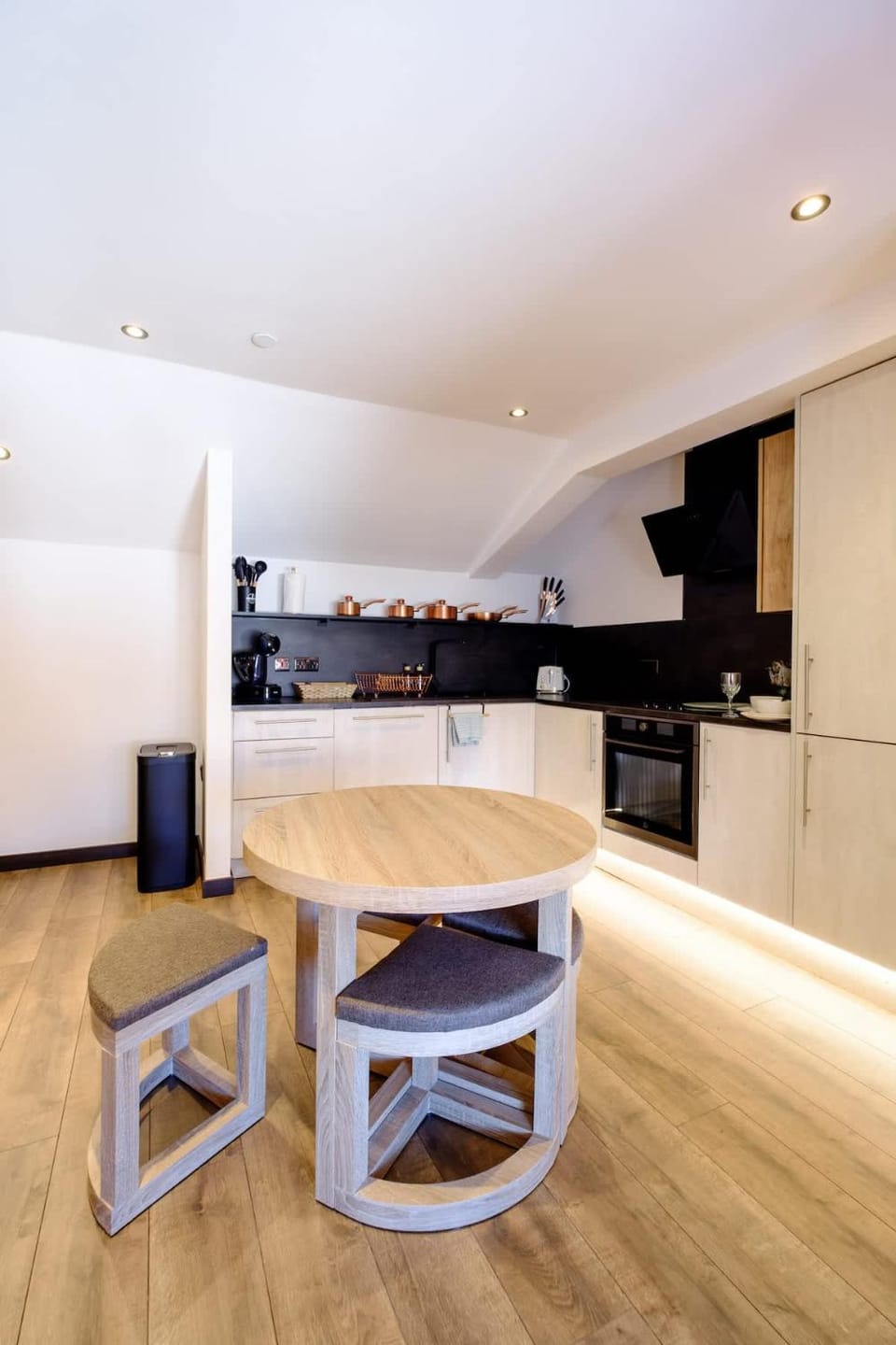 Kitchen or kitchenette, Dining area, stove