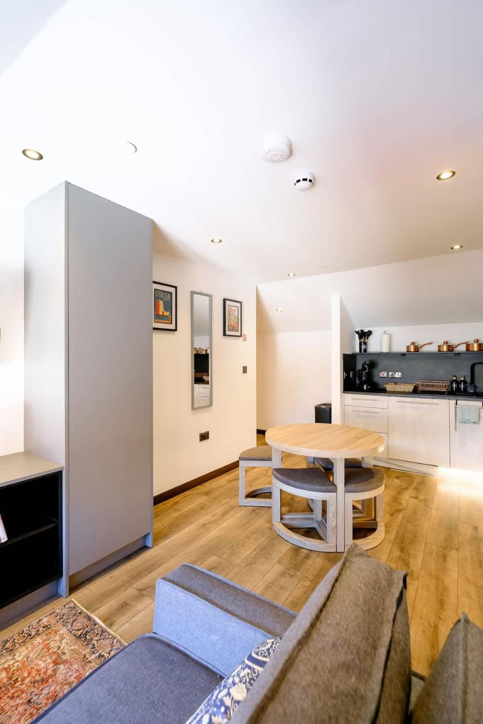 Kitchen or kitchenette, Living room, Seating area, Dining area