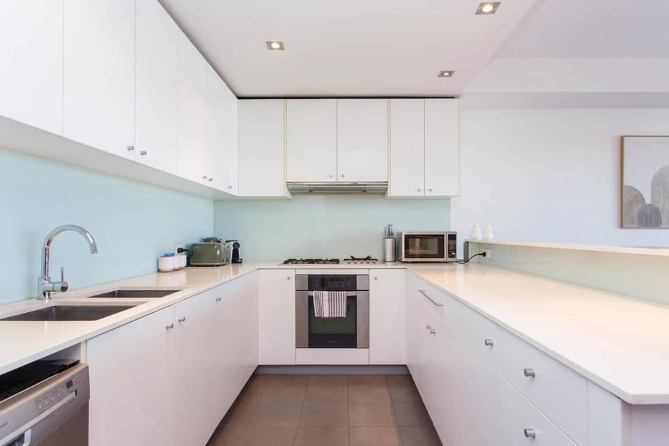 Portview 3BR King Beds Balcony & Pool Apartment in Perth