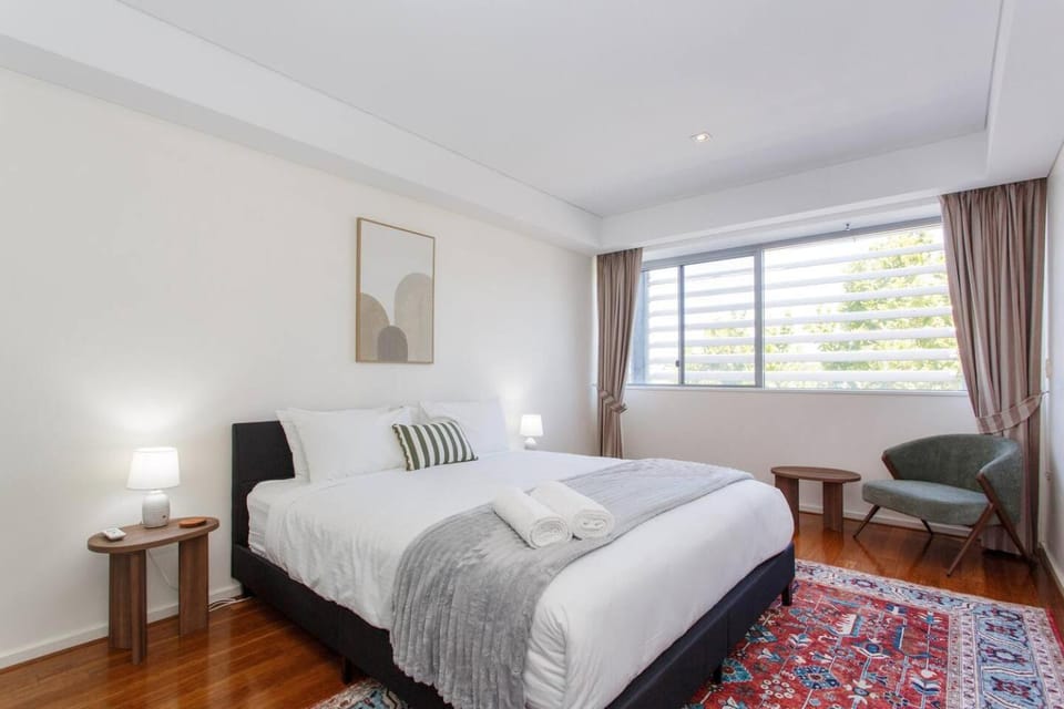 Portview 3BR King Beds Balcony & Pool Apartment in Perth