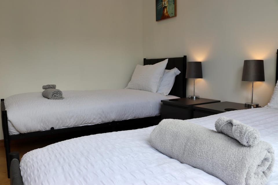 Bed, Bedroom, towels