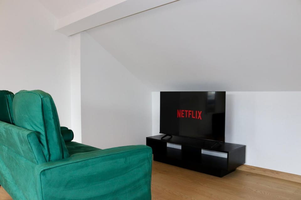 Communal lounge/ TV room, TV and multimedia, Seating area, Entertainment