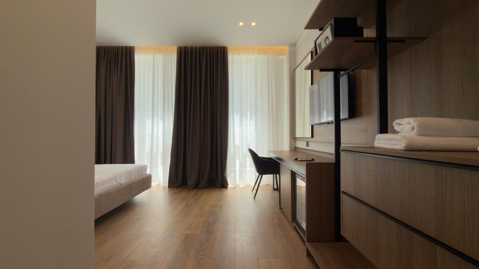 Photo of the whole room, furniture