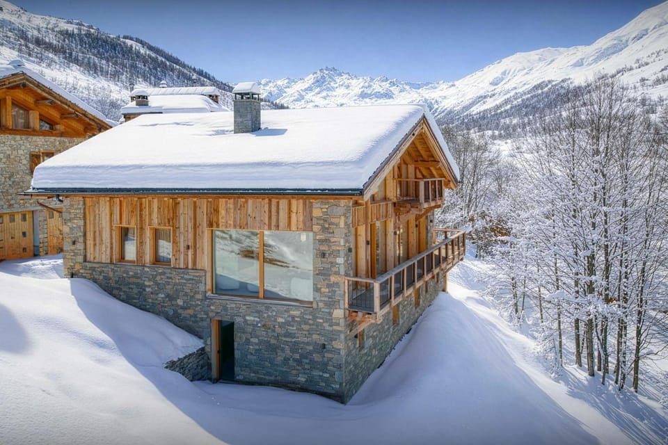 Property building, Day, Natural landscape, Winter, Mountain view