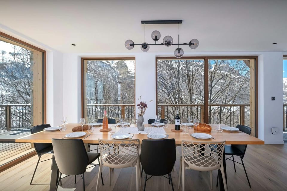 View (from property/room), Dining area, Mountain view