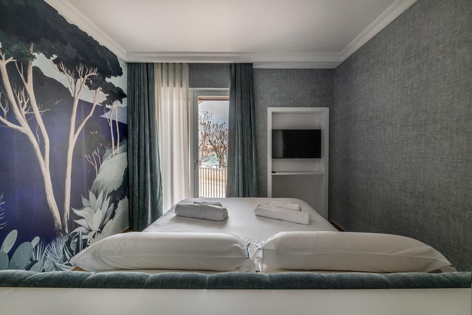 Photo of the whole room, Sea view