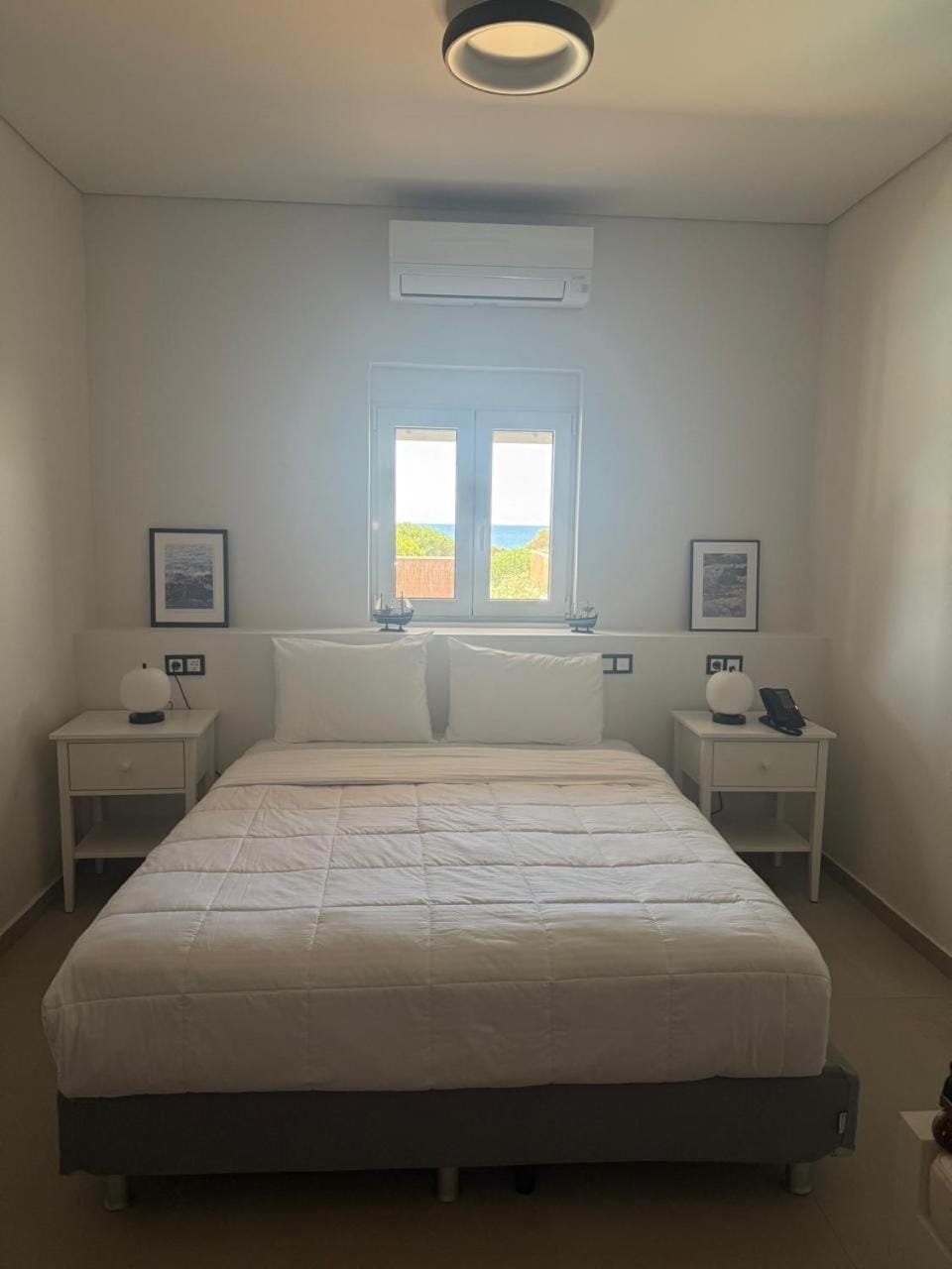 Bed, Photo of the whole room, Bedroom, air conditioner